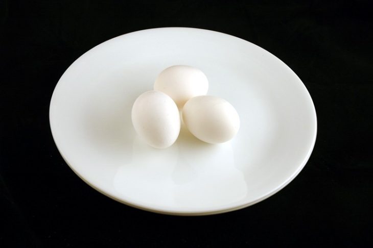 Tres huevos en un plato
