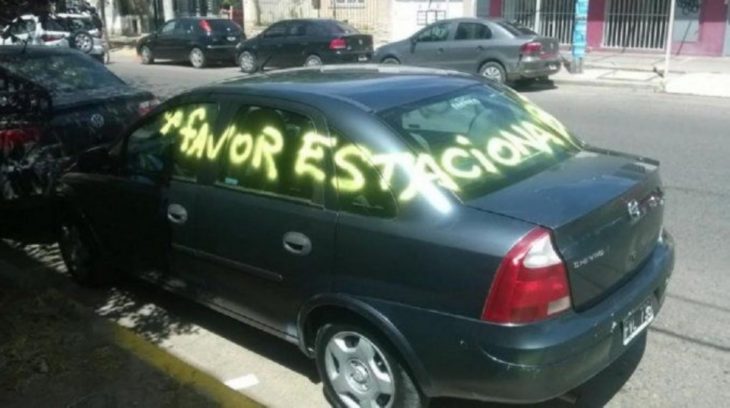 carro grafiteado 