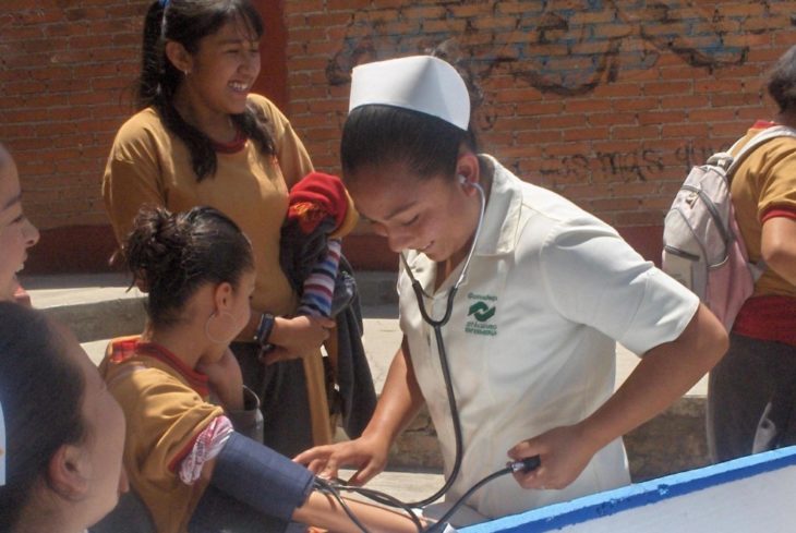 enfermera atendiendo a pacientes