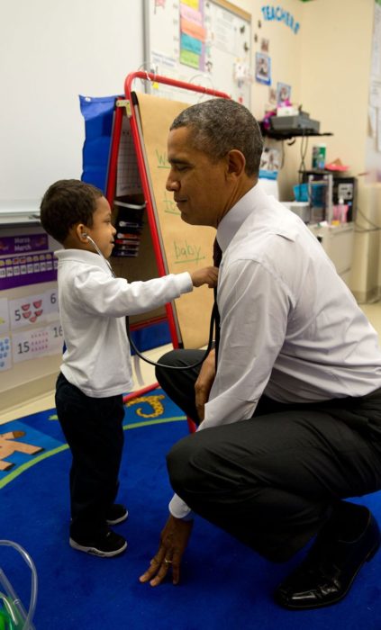 Un niño checa el corazón de Obama