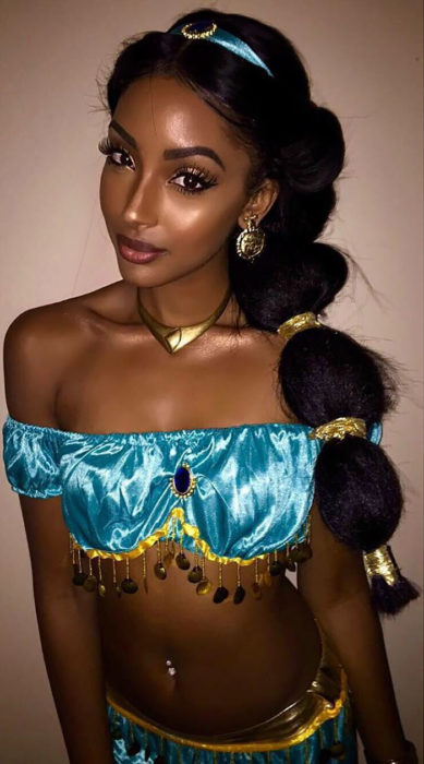 muchacha vestida como princesa jasmine de aladdin