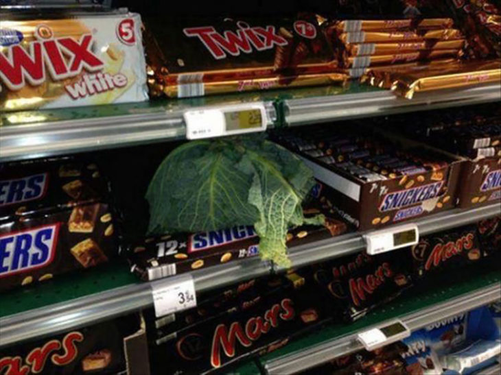 lechuga en la sección de chocolate de supermercado