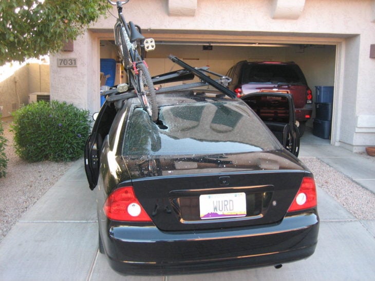 bicicleta estrellada en vidrio de coche