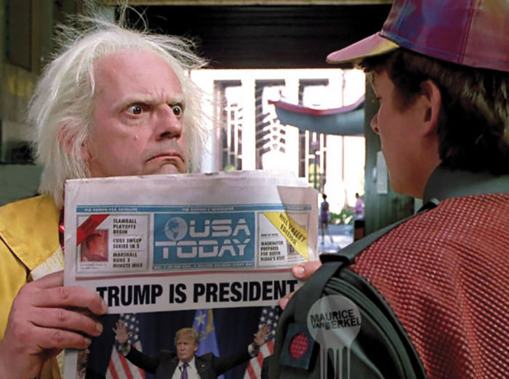 imagen de volver al futuro con periódico de donald trump