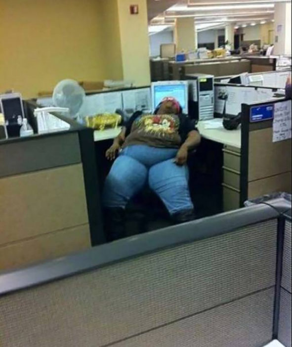 chica dormida en el trabajo