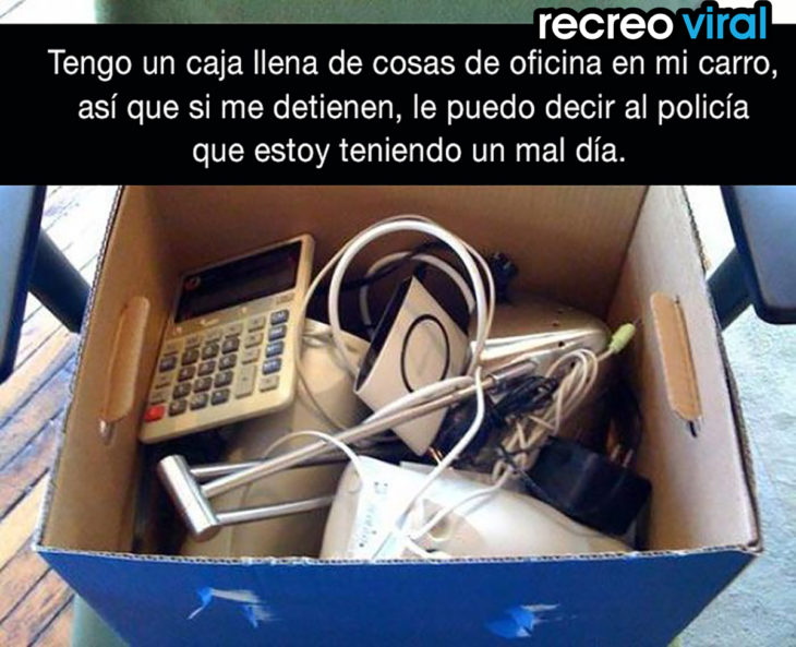 caja llena de artículos de oficina