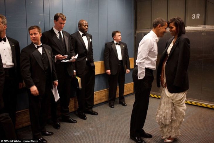 barack obama y michelle en el elevador