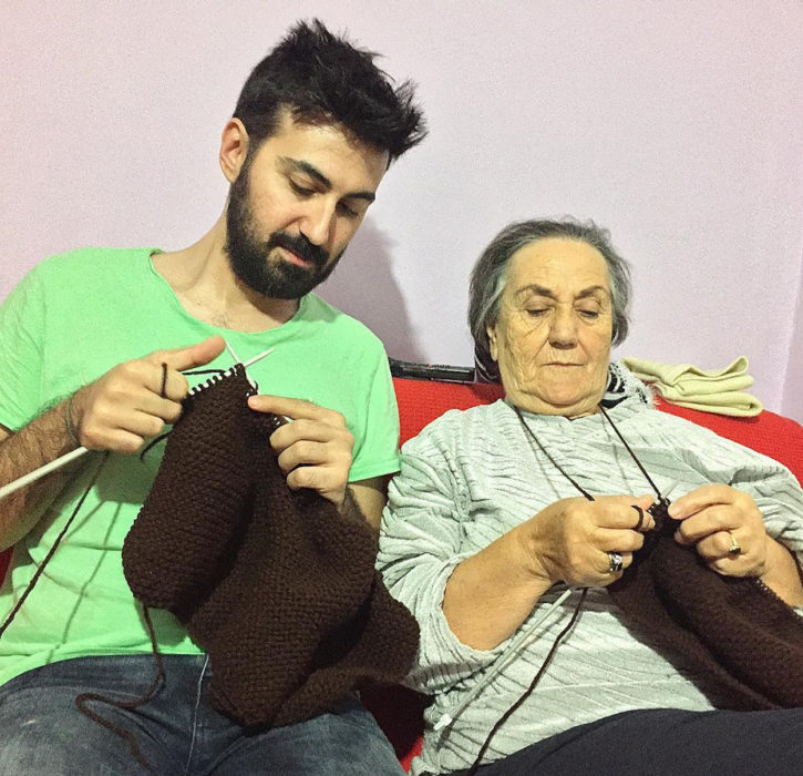 abuelita y nieto tejiendo 