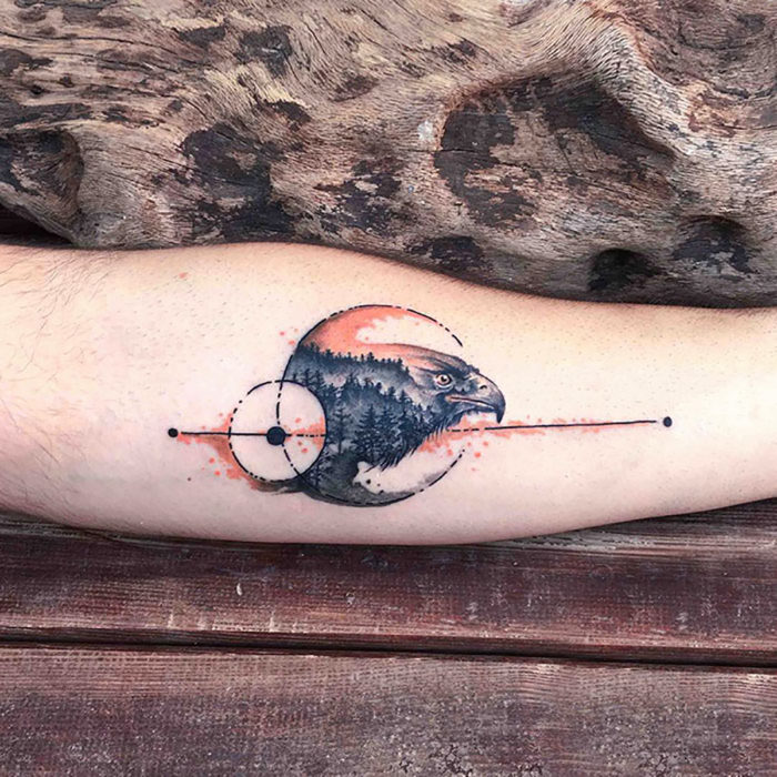 tatuaje doble exposición de halcón y bosque 