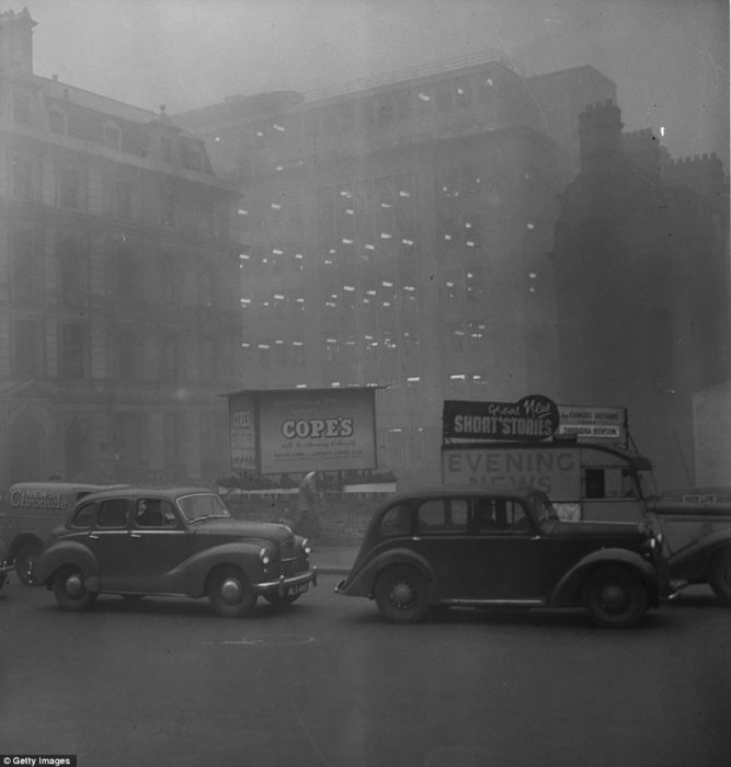 carros en londres durante la niebla de 1952