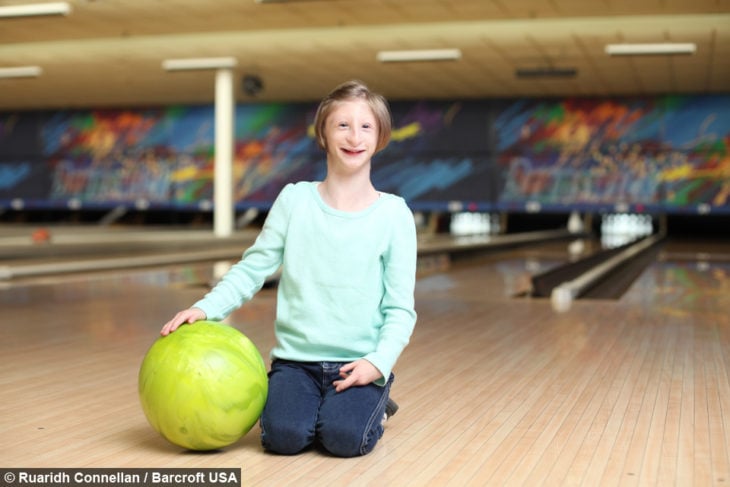 niña pequeña con una bola de boliche