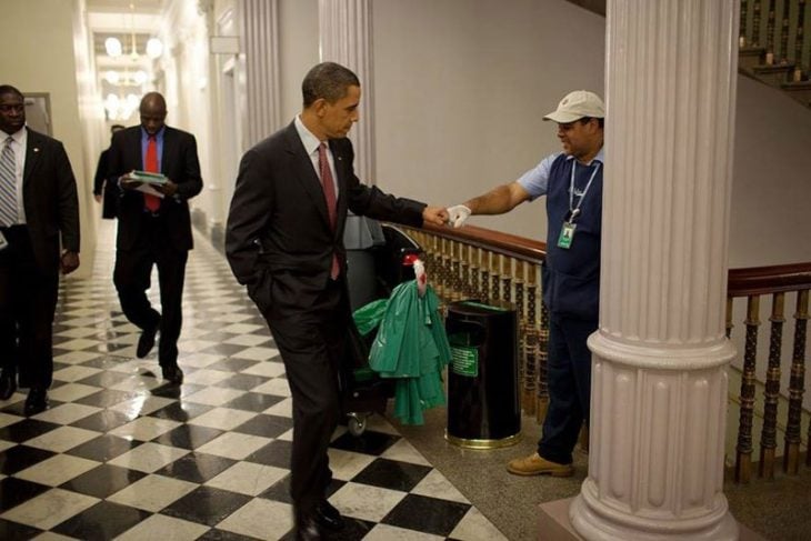 El presidente obama saluda a un intendente 