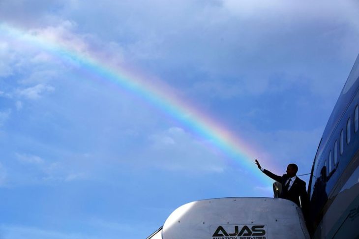 El saludo de Obama se alinea con un arcoíris 