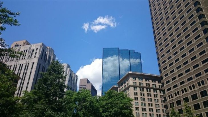 nube reflejándose en un edificio