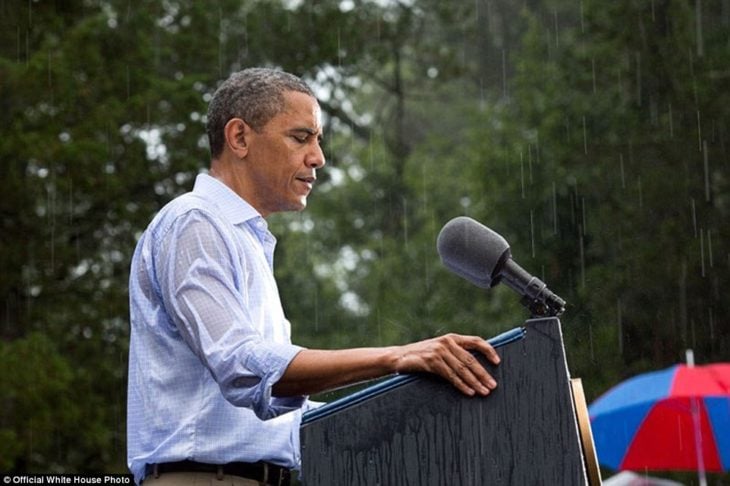 El presidente Obama da un discursos bajo la lluvia