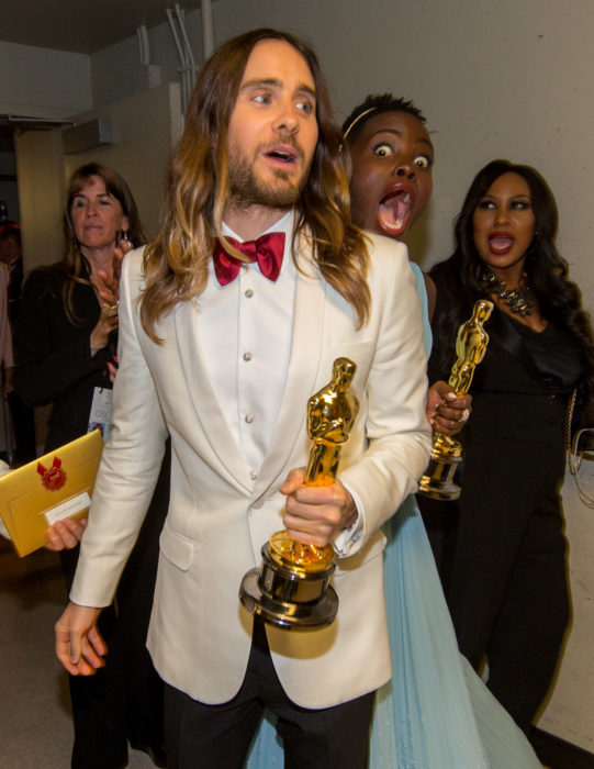 lupita nyongo se mete en la foto de jared leto