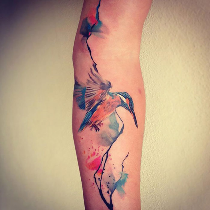 tatuaje de colibrí en brazo 