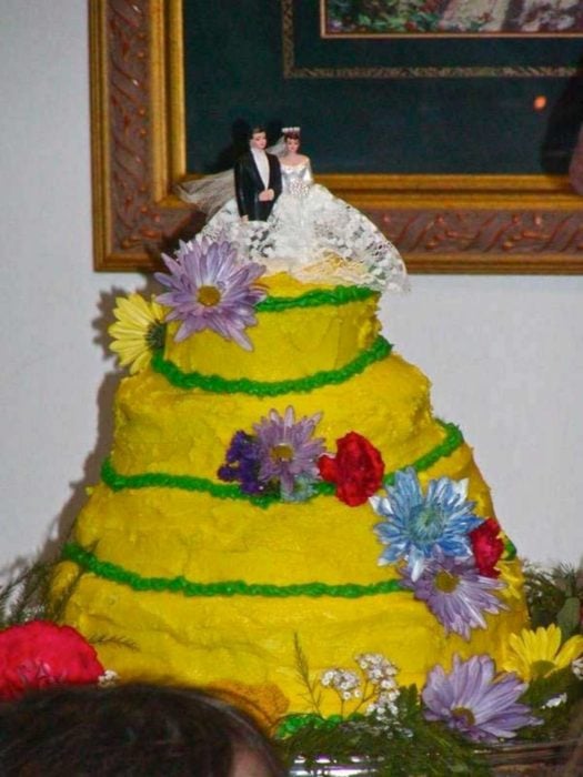 pastel de bodas amarillo y feo