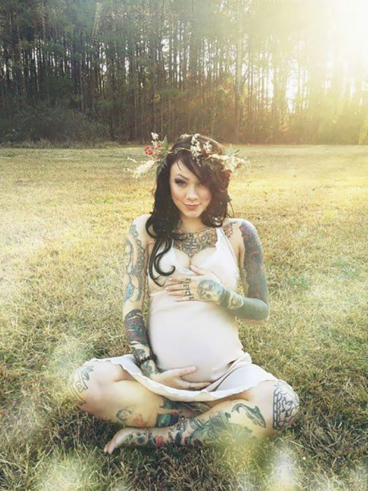 mujer con tatuajes embarazada 