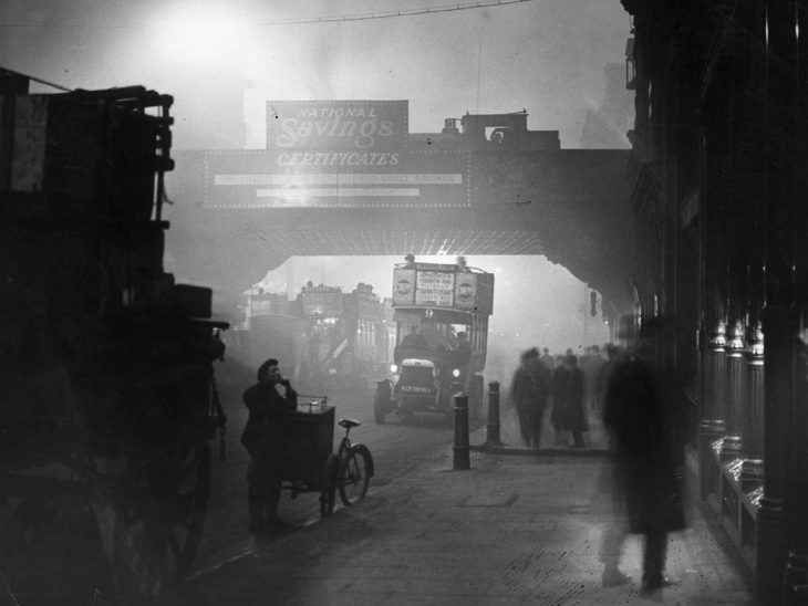 calle en londres con niebla