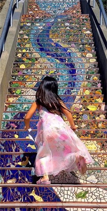 arte en escaleras niña corriendo en moraga san francisco