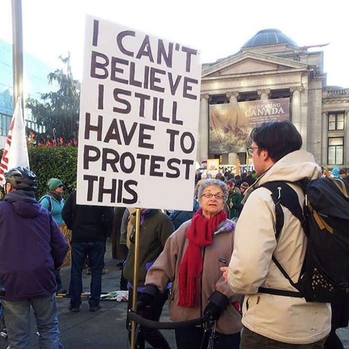 abuelita en protesta 