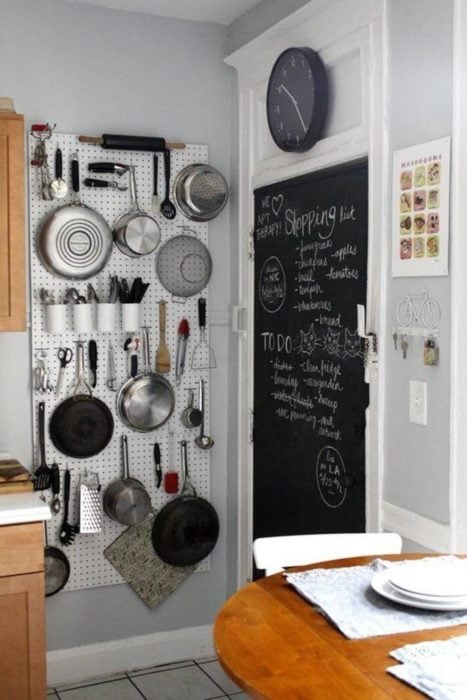 pared de utencilios de cocina