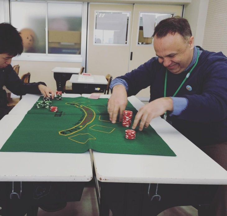 profesor que juega partidas de cartas en el salón de clases