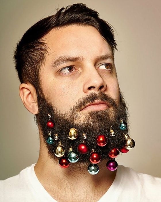 hombre con barba y esferas en camisa blanca