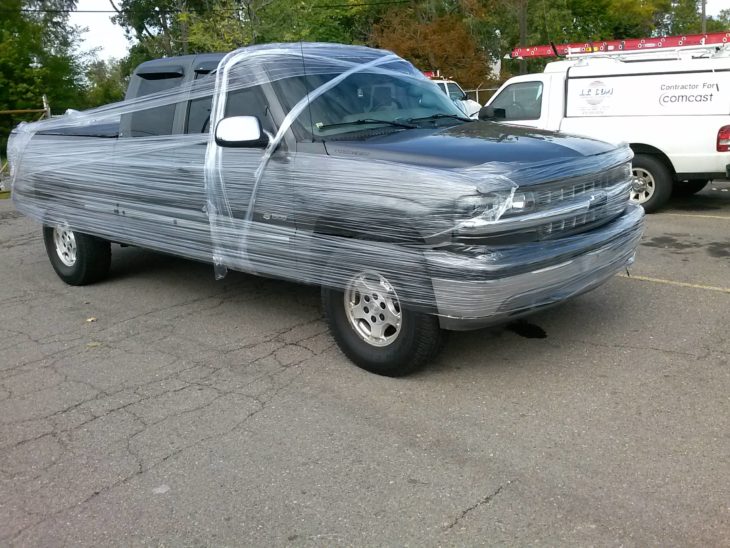 camioneta envuelta en plástico