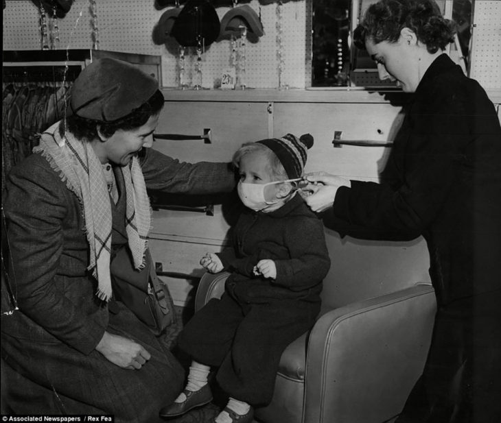 niño y dos adultos durante la gran niebla en londres