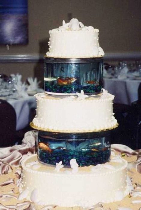 pastel de bodas con peceras