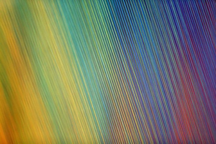 Hilos de colores que forman un arcoiris