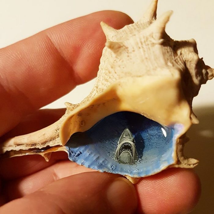 Pintura de un tiburón dentro de un caracol