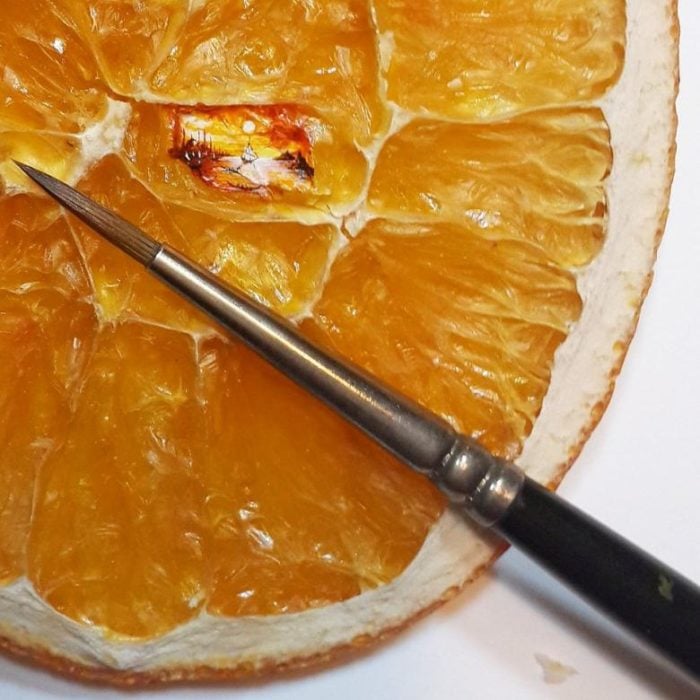 Obra de arte en un gajo diminuto de naranja