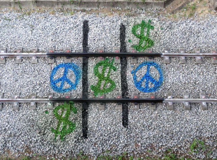 Dibujos con aerosol hechos sobre las vías del tren 