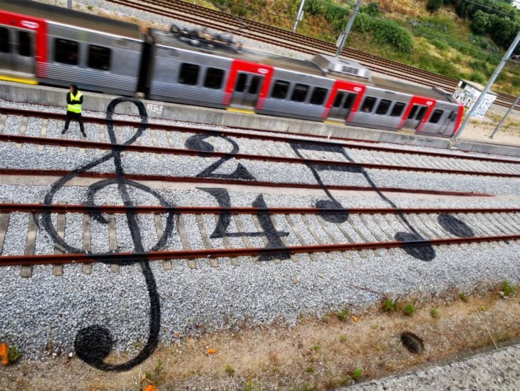 Notas musicales sobre los rieles del tren