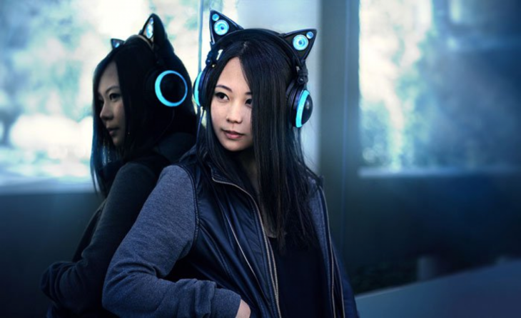 Jóven con audífonos de gato azules 