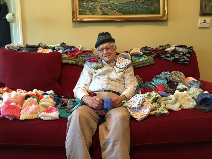 Hombre de 86 años teje gorritos para bebés