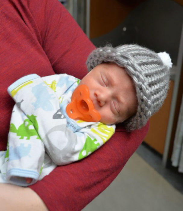 Bebé recién nacido con un gorrito tejido