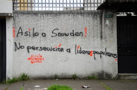 Acción Ortográfica - Asilo a Snowden
