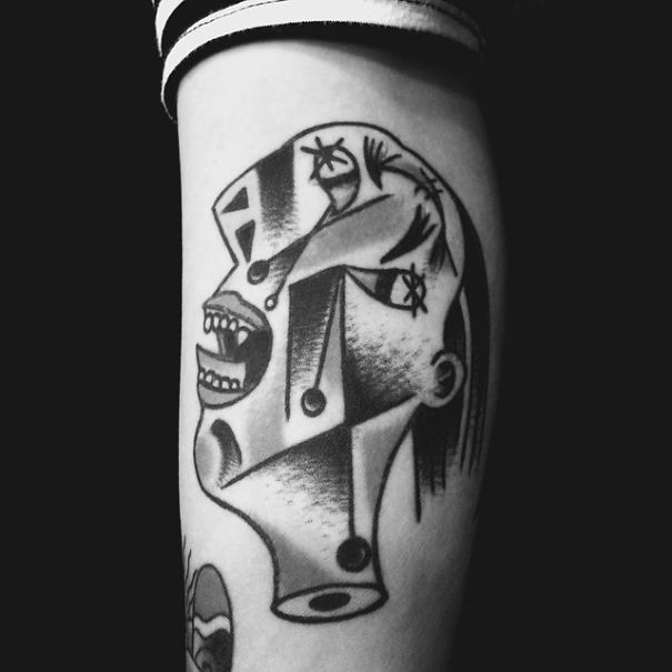 Tatuaje inspirado en Picasso - cubismo blanco y negro