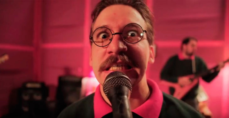 Vocalista de la banda que se inspira en Ned Flanders 