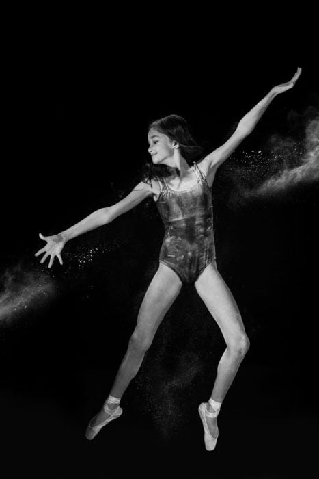 Chica bailando blanco y negro