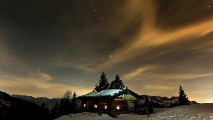 Casa con un cielo imponente detrás de ella