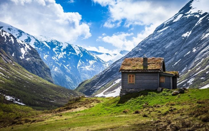 Casa que se encuentra en medio de las montañas