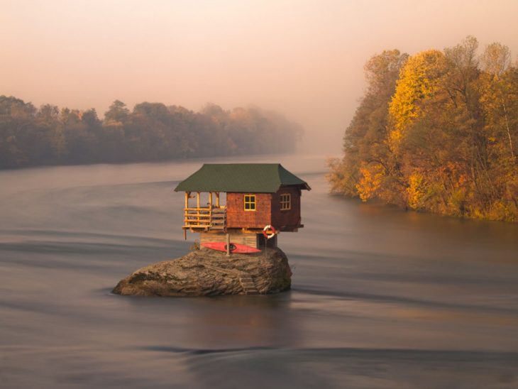 Una casa en medio de un río 