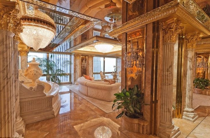 Fuente de mármol de la sala de la casa de Trump