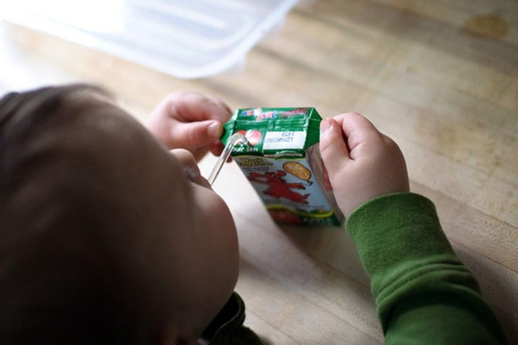 bebé tomando jugo