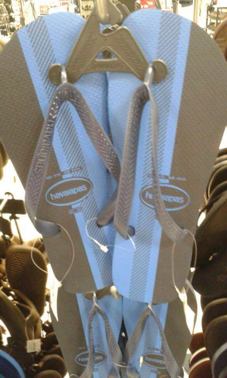 De qué color son estas sandalias, blancas con dorado?